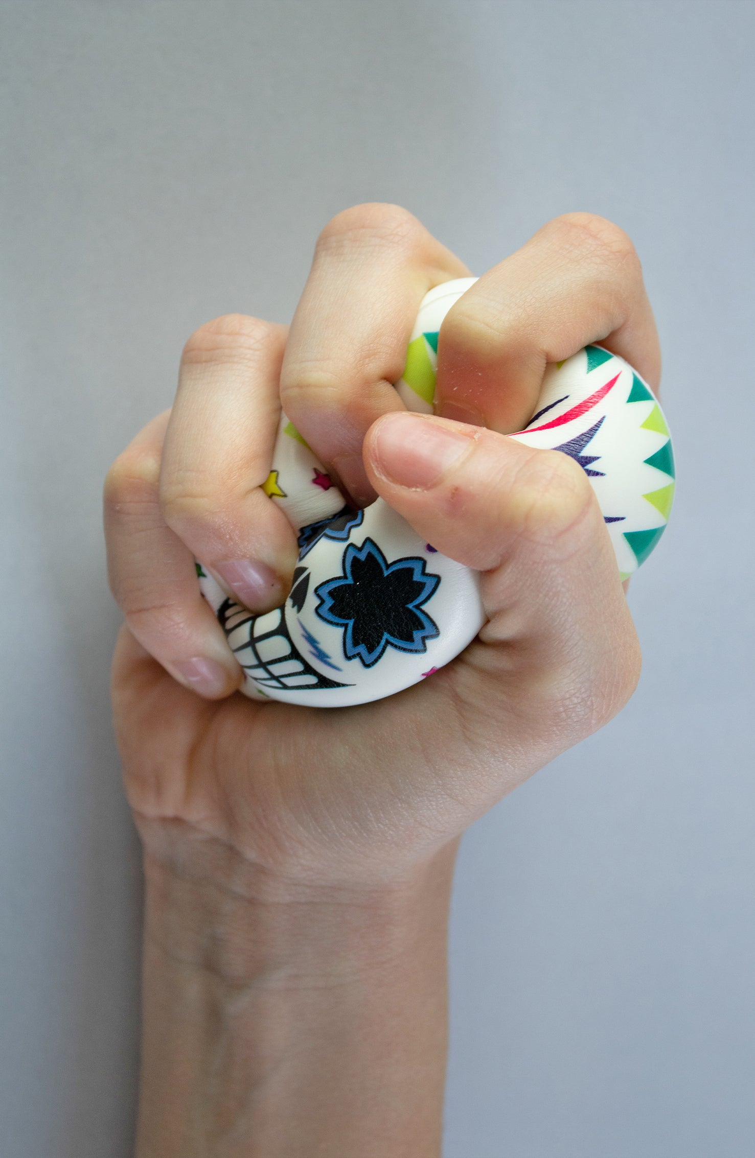 Pallina Antistress  a forma di teschio bianco con decorazioni colorate