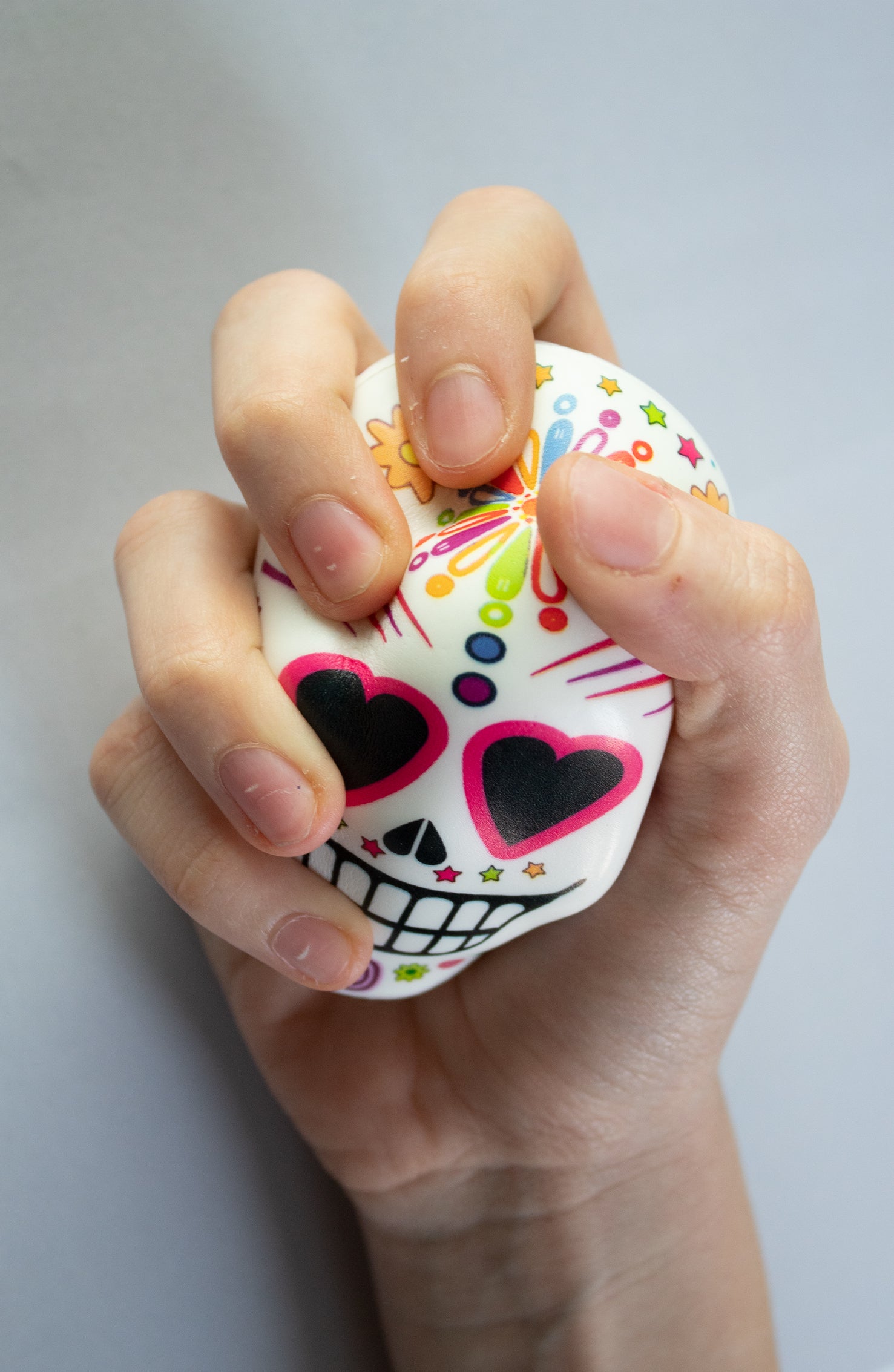 Pallina Antistress a forma di teschio bianco con occhi a cuore