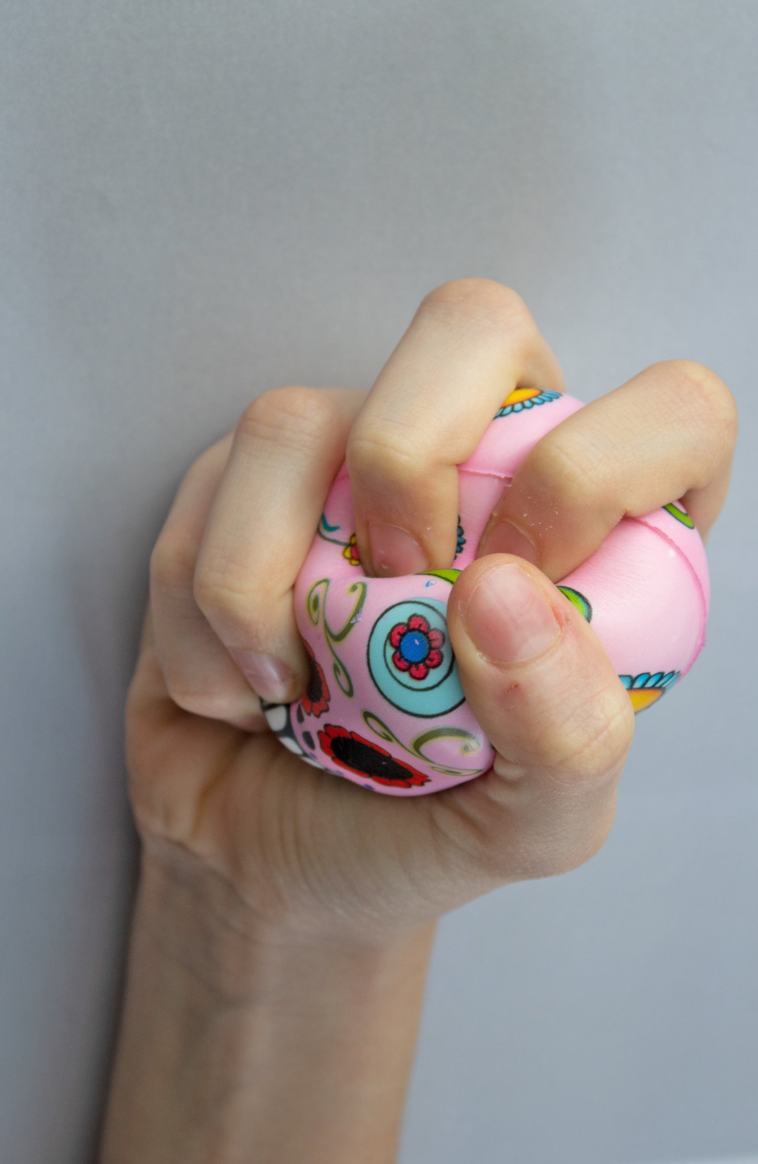Pallina Antistress a forma di teschio rosa con decorazioni floreali