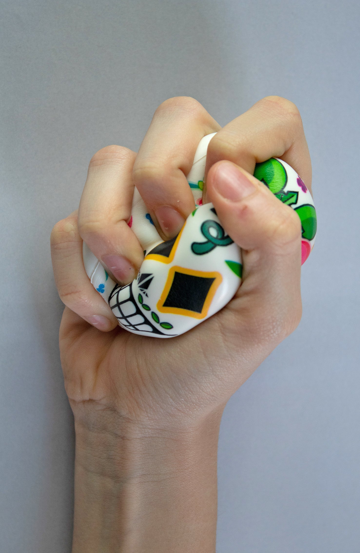 Pallina Antistress a forma di teschio bianco con occhi gialli