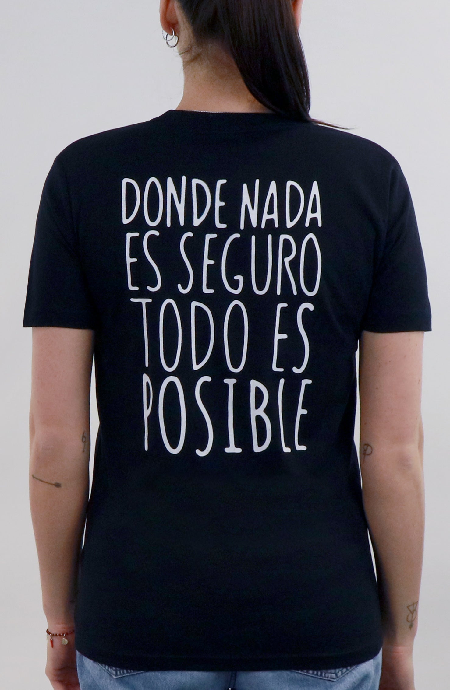 T-shirt artigianale nera da donna con luchadores disegnati da Dr Stamp