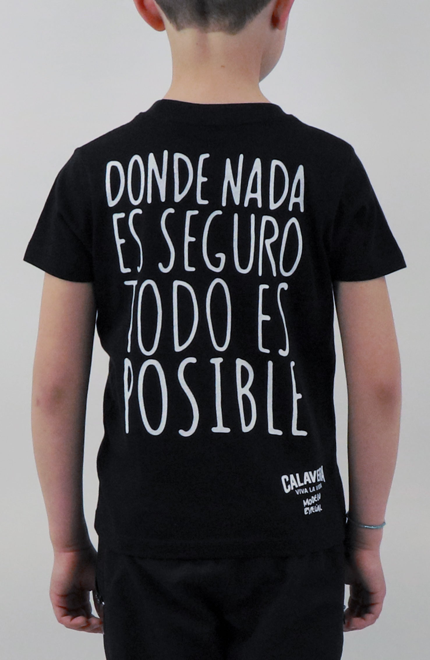 T-shirt artigianale nera da bambino con luchadores disegnati da Dr Stamp