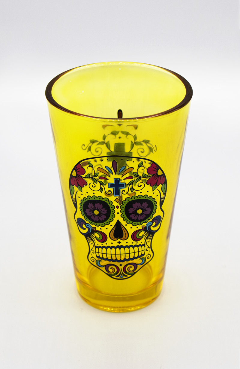 Bicchiere giallo con stampa a forma di teschio
