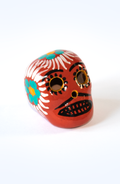 Teschio calavera rosso mattone con decorazioni floreali fatte a mano