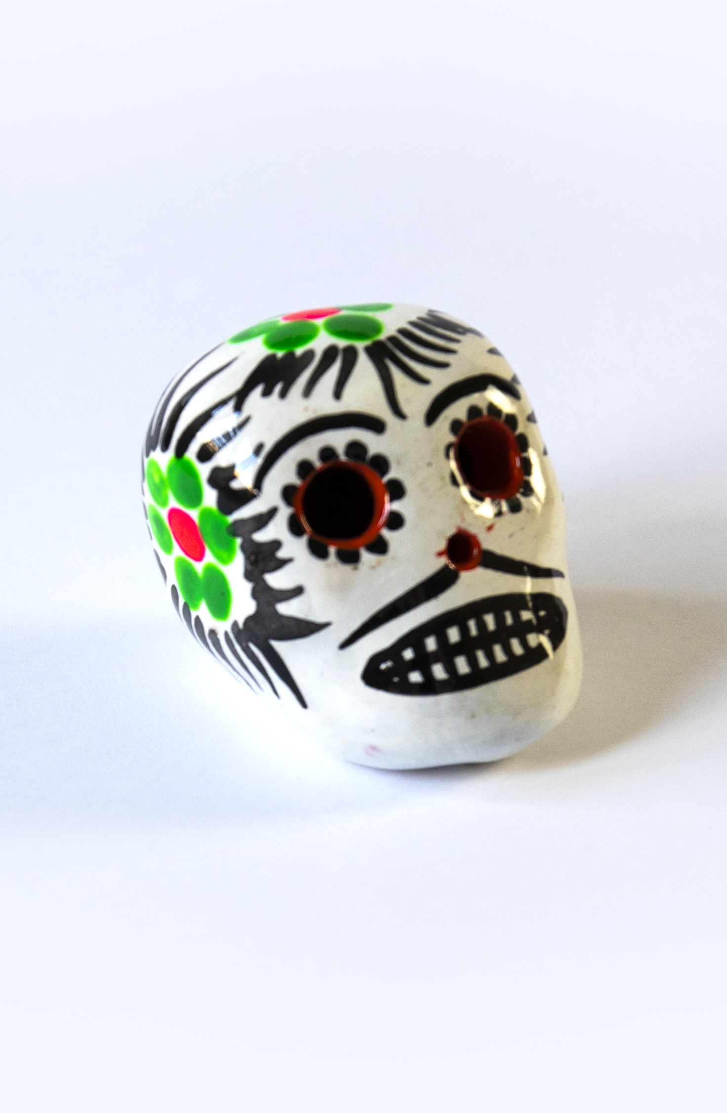 Teschio calavera bianco con decorazioni floreali