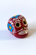 Teschio calavera bordeaux con decorazioni floreali fatto a mano