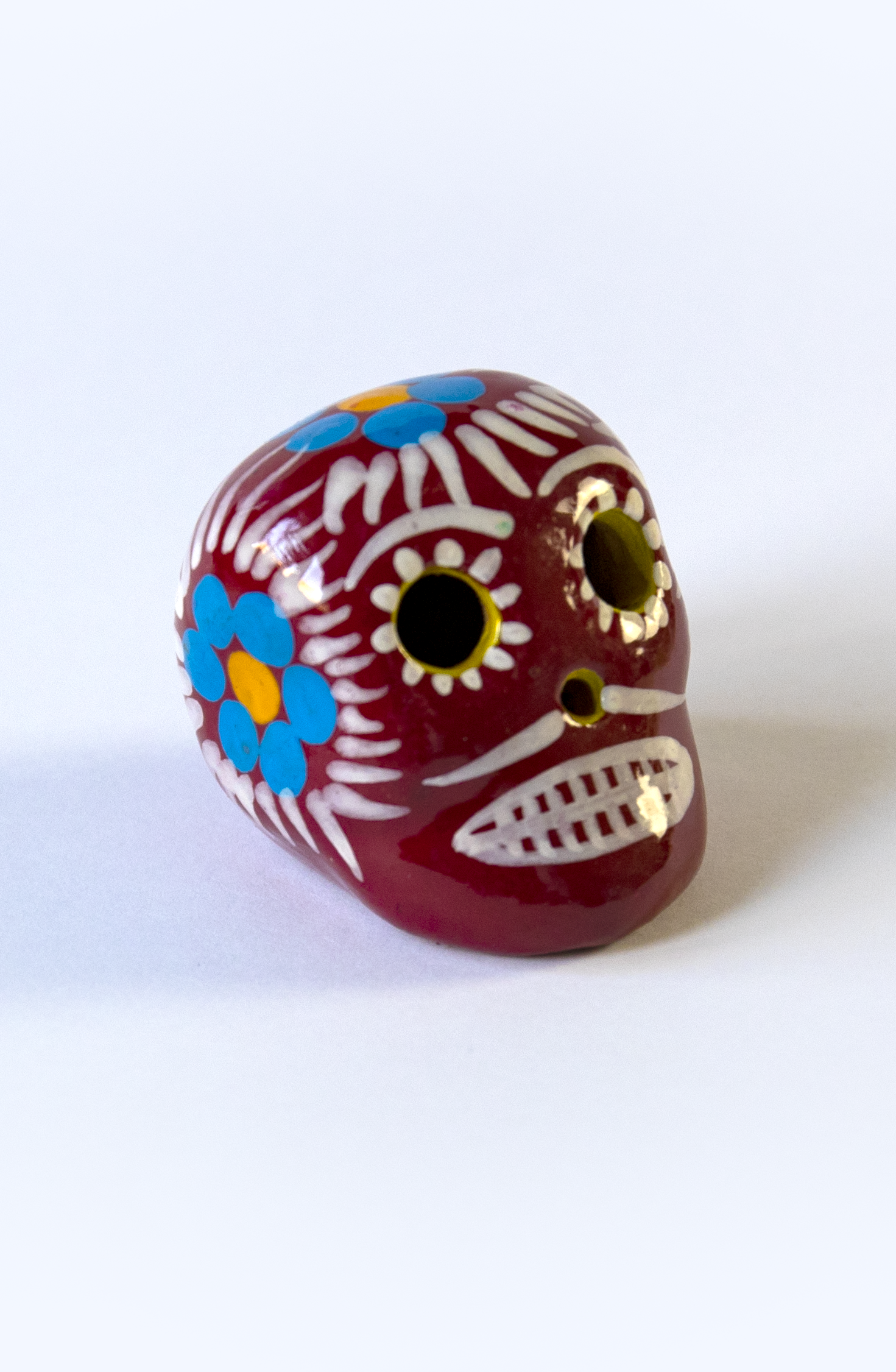 Teschio calavera bordeaux con decorazioni floreali fatto a mano