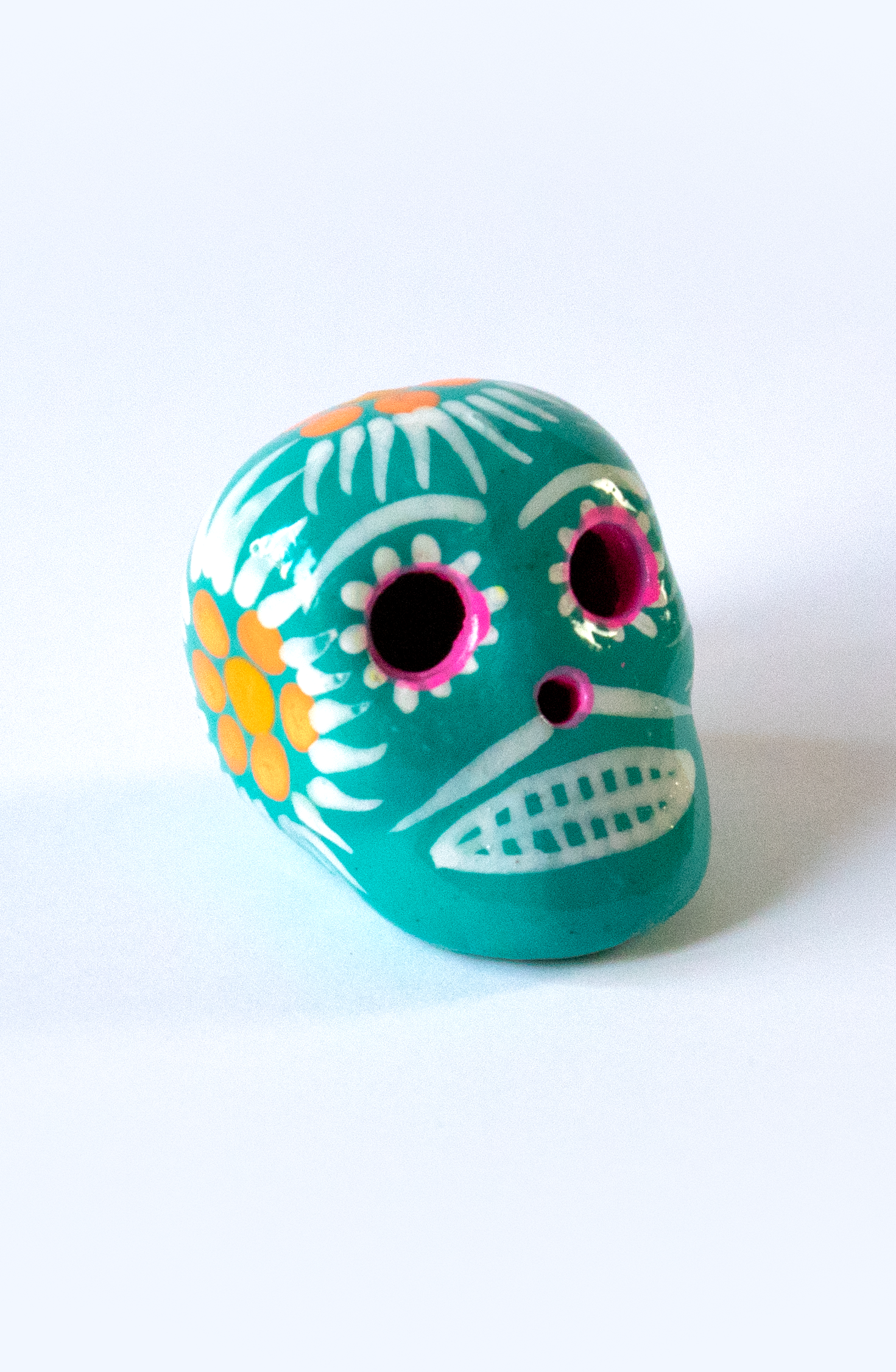 Teschio calavera verde acqua con decorazioni floreali fatto a mano