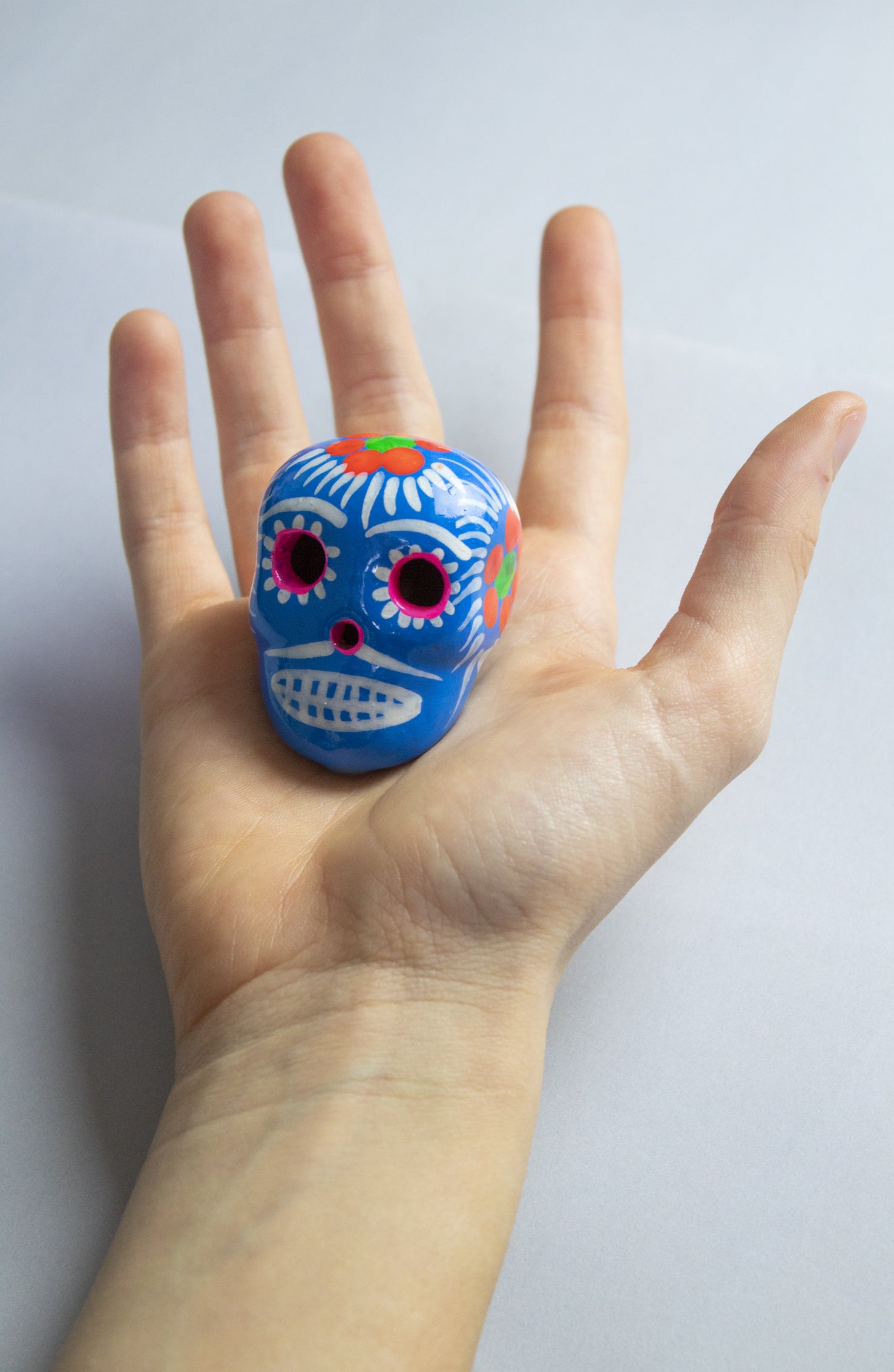 Teschio Calavera azzurro con decorazioni floreali
