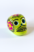Teschio calavera verde chiaro con decorazioni floreali fatto a mano