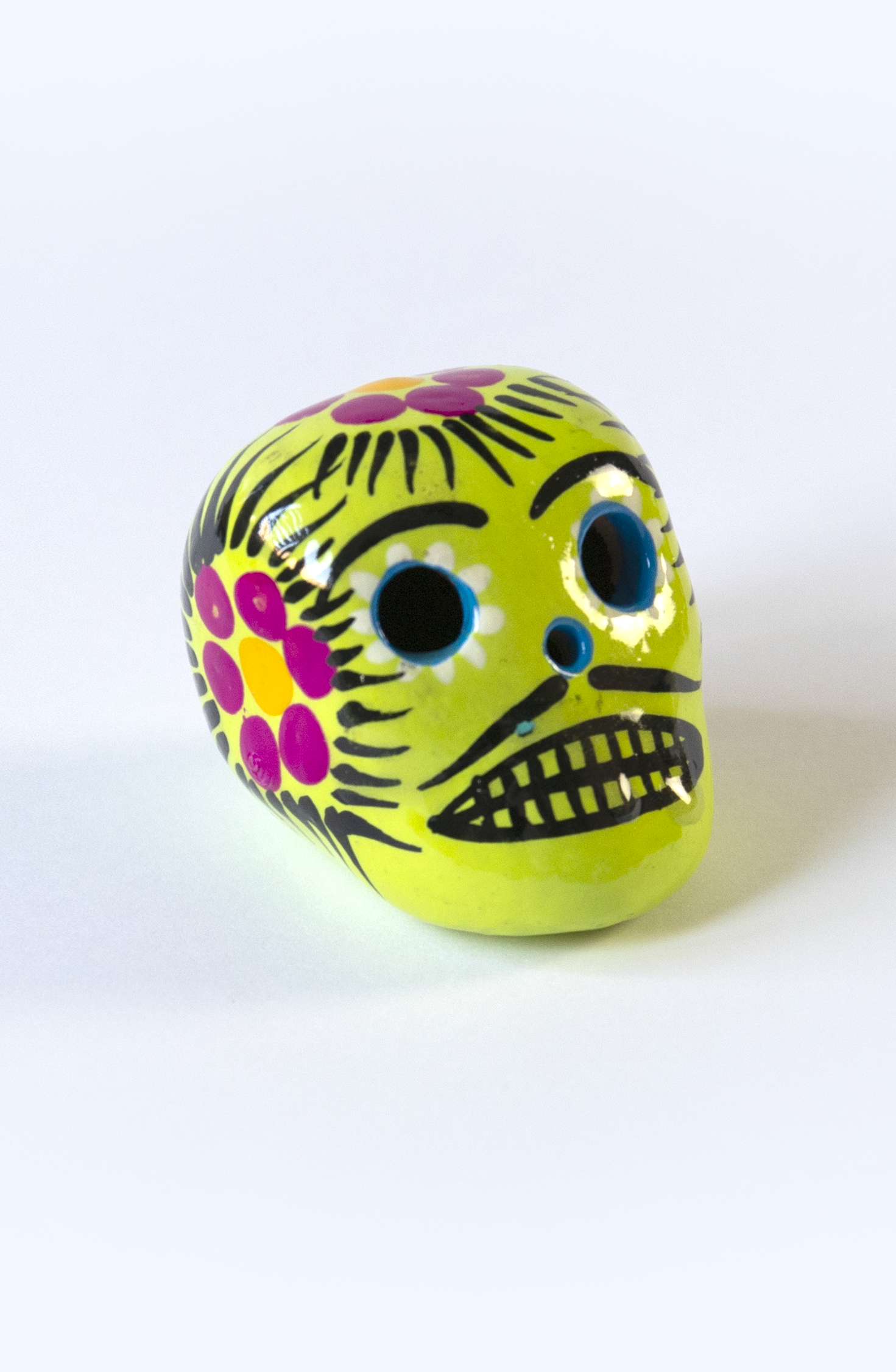 Teschio calavera verde chiaro con decorazioni floreali fatto a mano