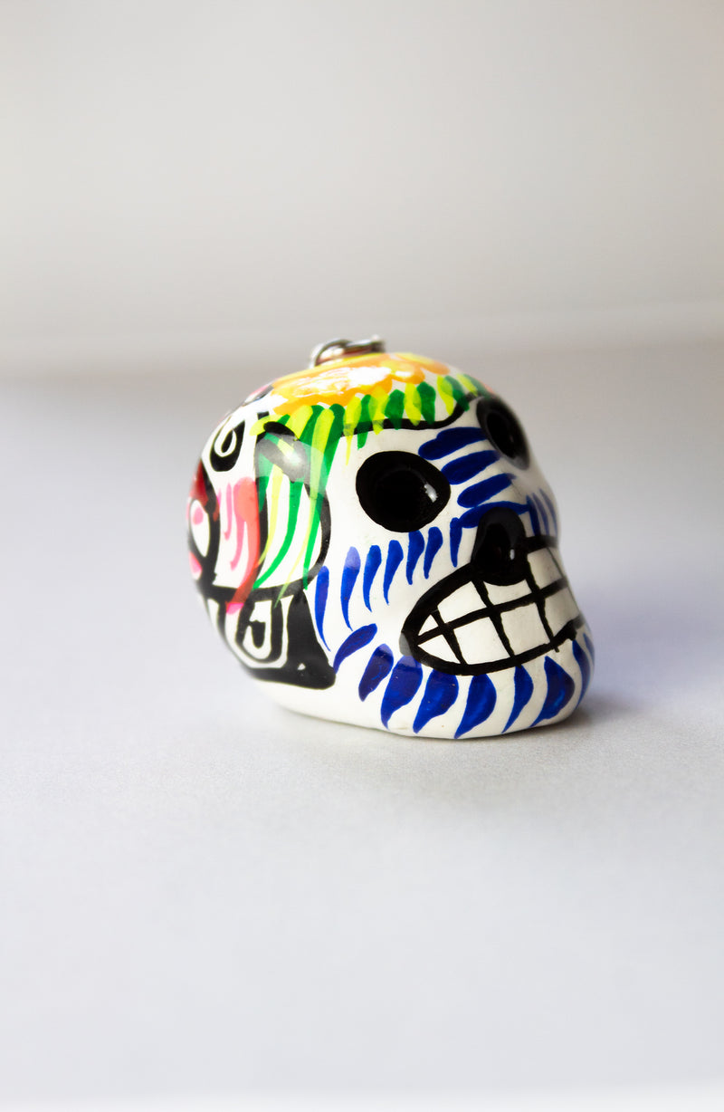 Portachiavi fatto a mano a forma di teschio bianco con decorazioni multicolor