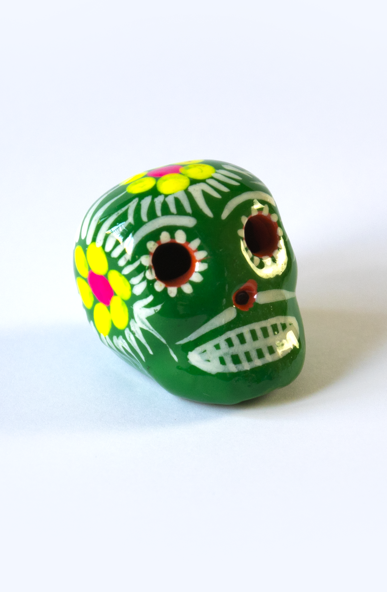 Teschio calavera verde scuro con decorazioni floreali fatto a mano