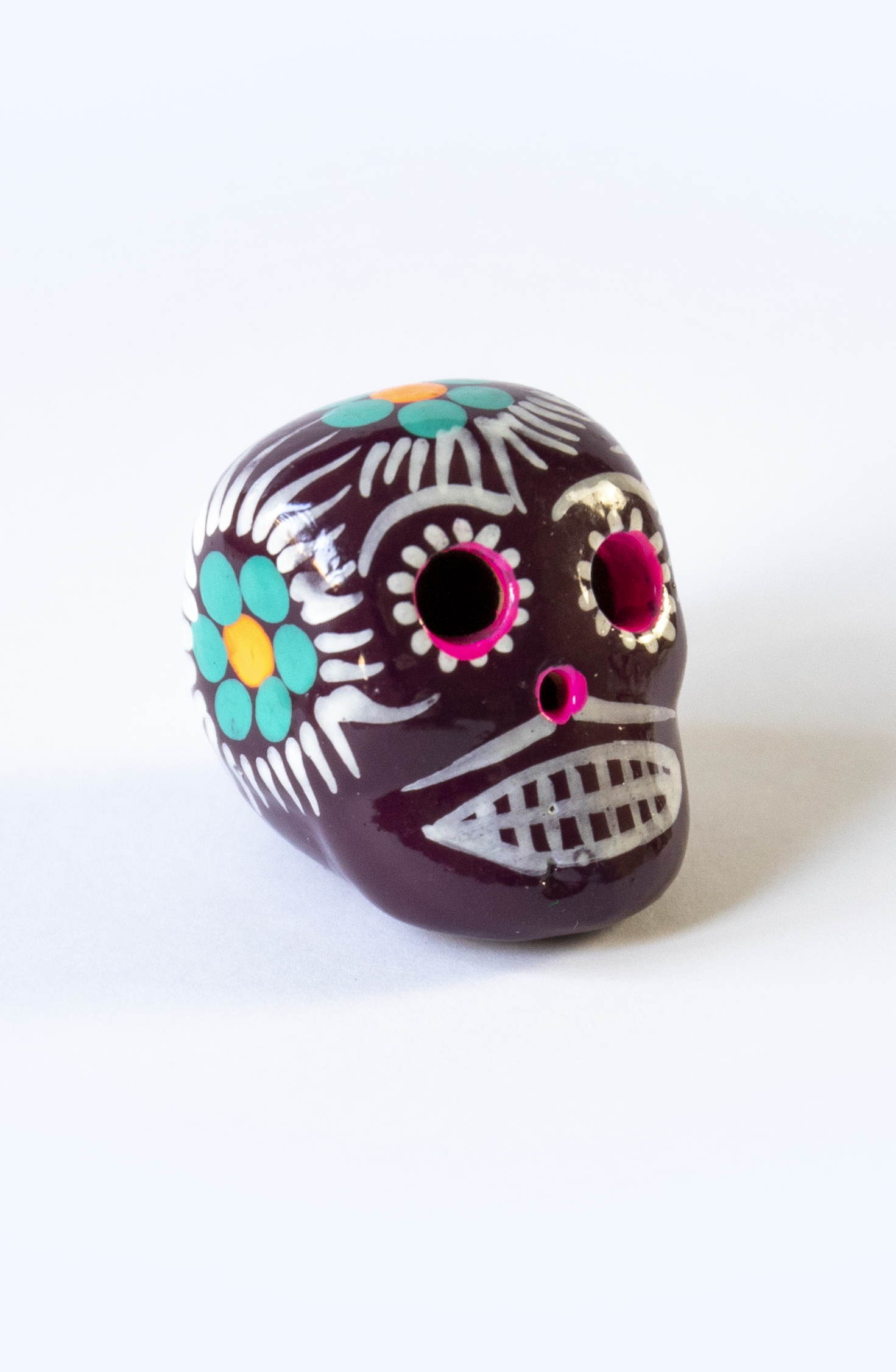 Teschio calavera viola con decorazioni floreali fatto a mano