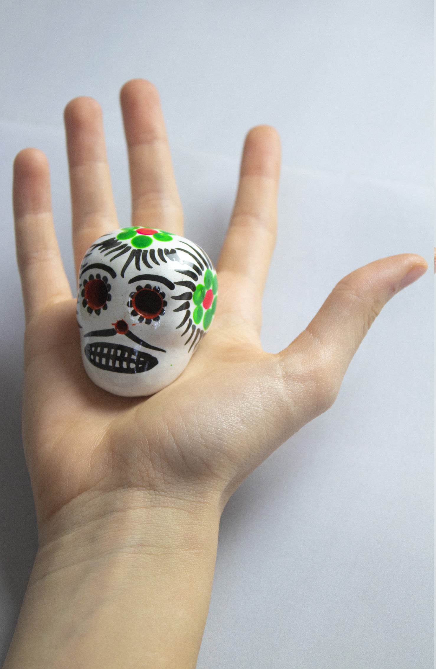Teschio calavera bianco con decorazioni floreali