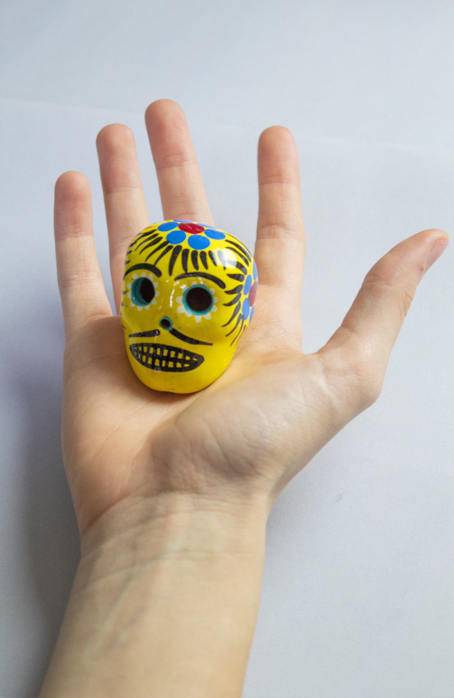 Teschio Calavera giallo con decorazioni floreali